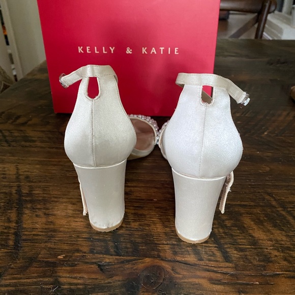 Silver Satin Kelly & Katie Hildie Sandal with 3.5" heel and pearl beads 9.5 M - Picture 4 of 11